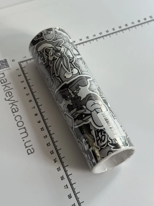 Наклейка вінілова на лобове скло Стикербомбінг / Stickerbomb (135х16,5 см) чорно-біла