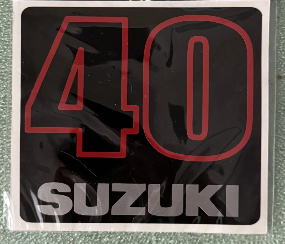 Наклейка виниловая 40 SUZUKI на подвесной мотор (9.2х8.3 см) черно-серебристая