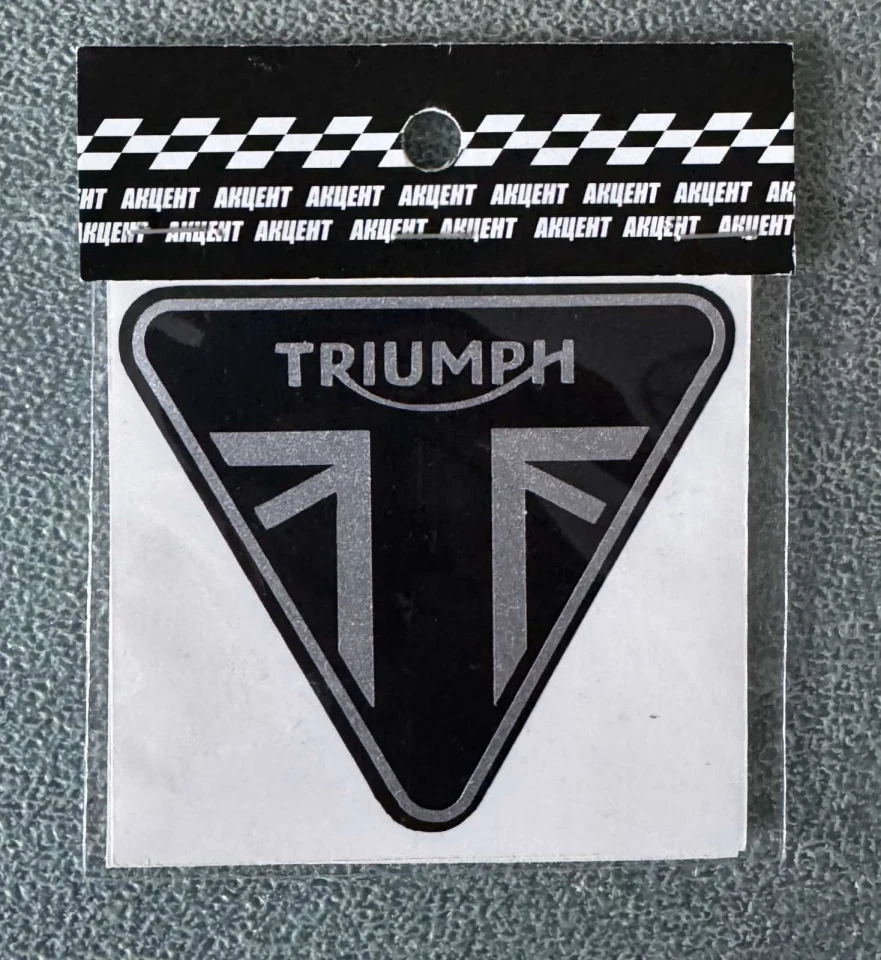 Наклейка виниловая Triumph на бак (7.2х6.5 см, комплект 2 шт) черно-серая