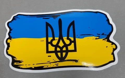 Наклейка виниловая Тризуб на флаге (13х7,5 см)